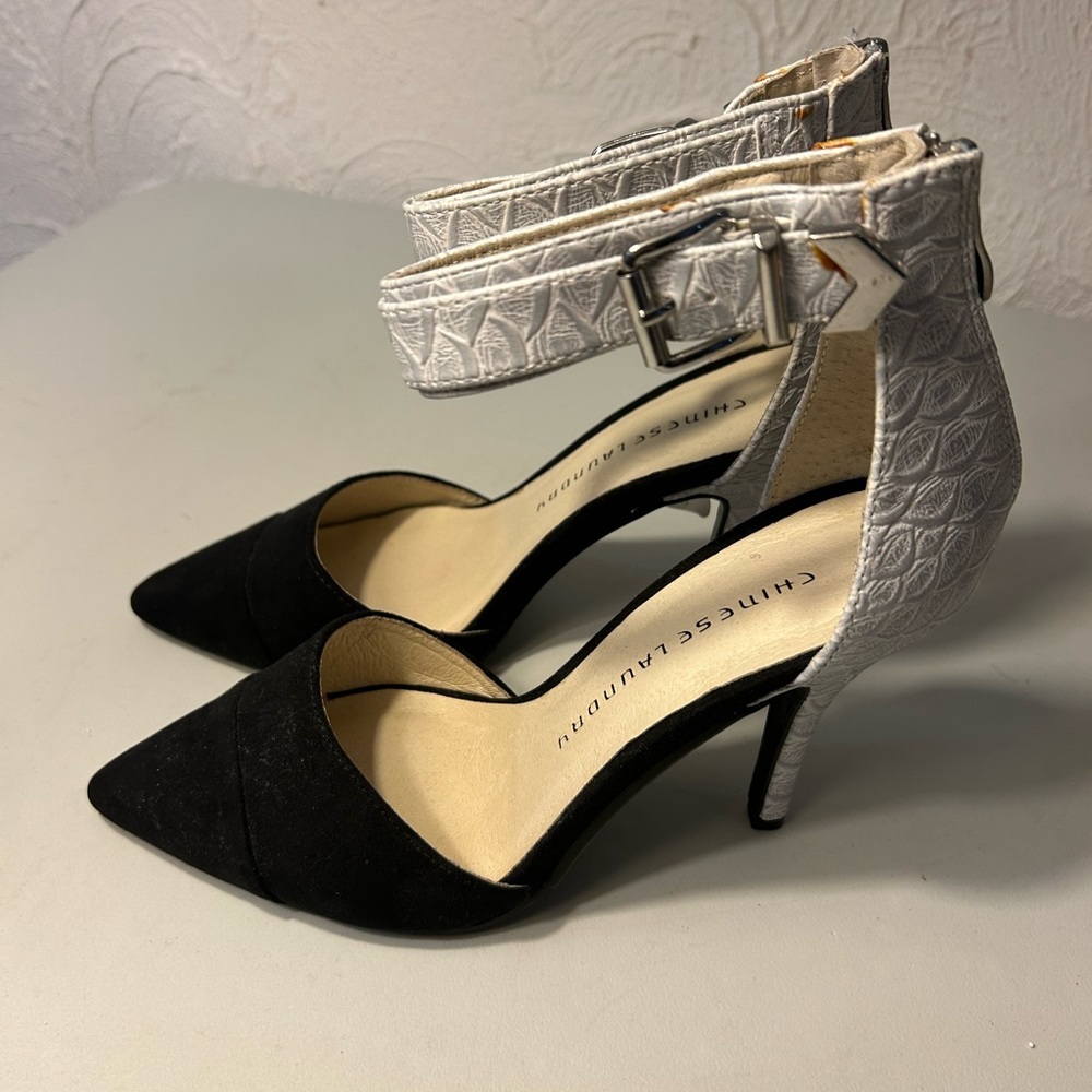 Chinese Laundry 4” Heels with Nlack Suede Toe and Grey Dnake Pattern size 7 1/2